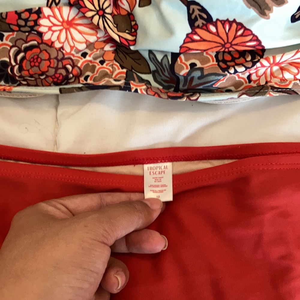 Bathing suit - Picture 2 of 3